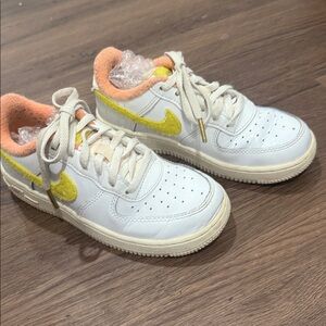 NIKE Air Force 1 LV8